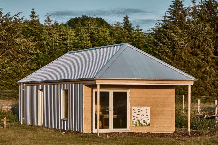 Die Pfannenbleche des Jordbærmarken schaffen ländliche Atmosphäre und inspirieren zur Naturfreude, Børnehuset Jordbærmarken, Rodskovvej 59, 8543 Hornslet